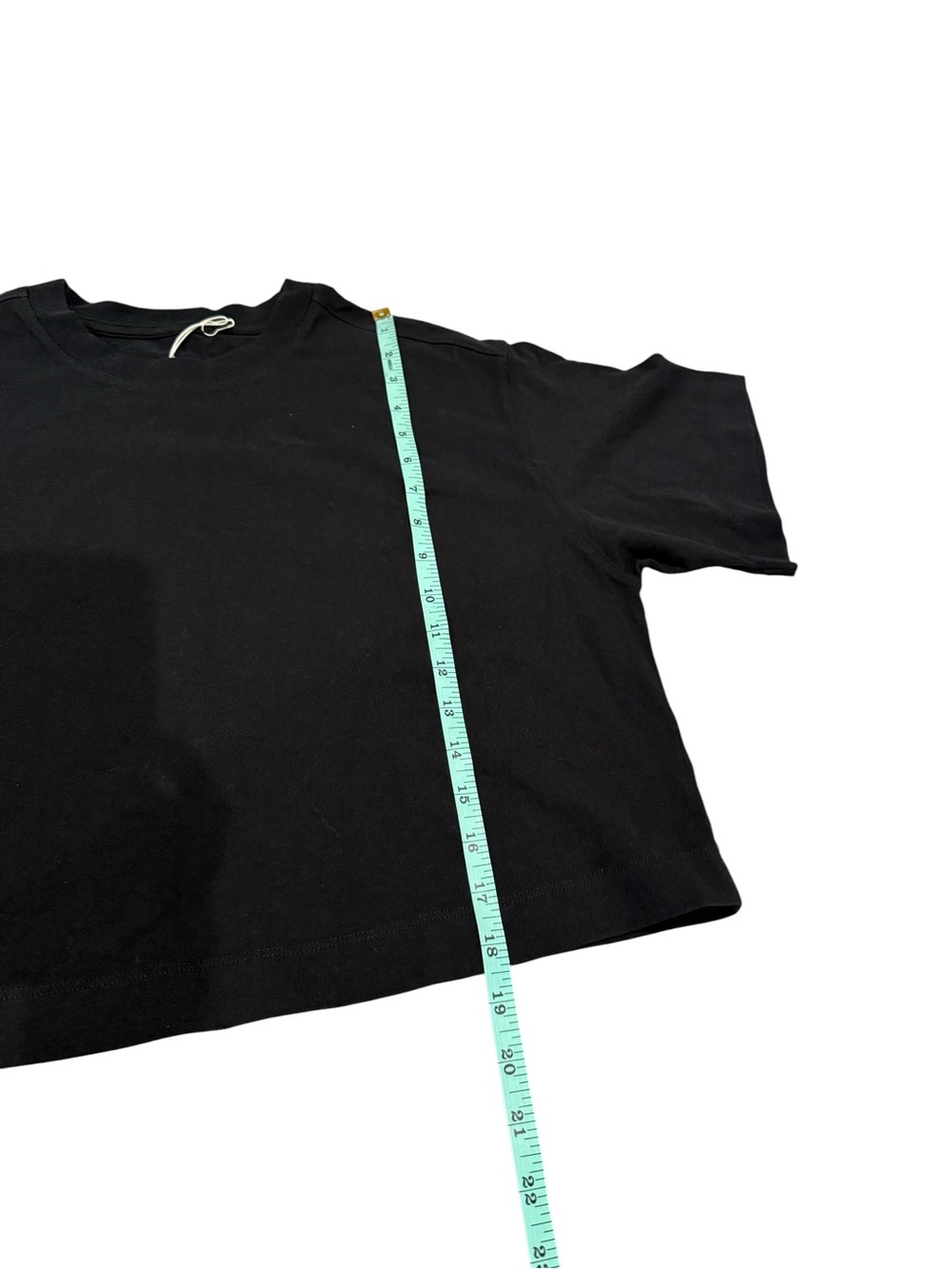 Everlane Premium Weight Cropped Tee in Black - Picture 8 of 10